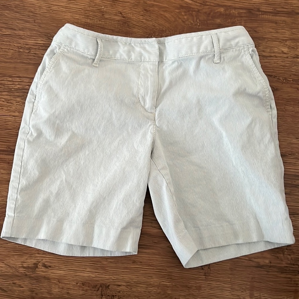 Talbots Petites Preppy Pinstripe Short | 4P | Blue